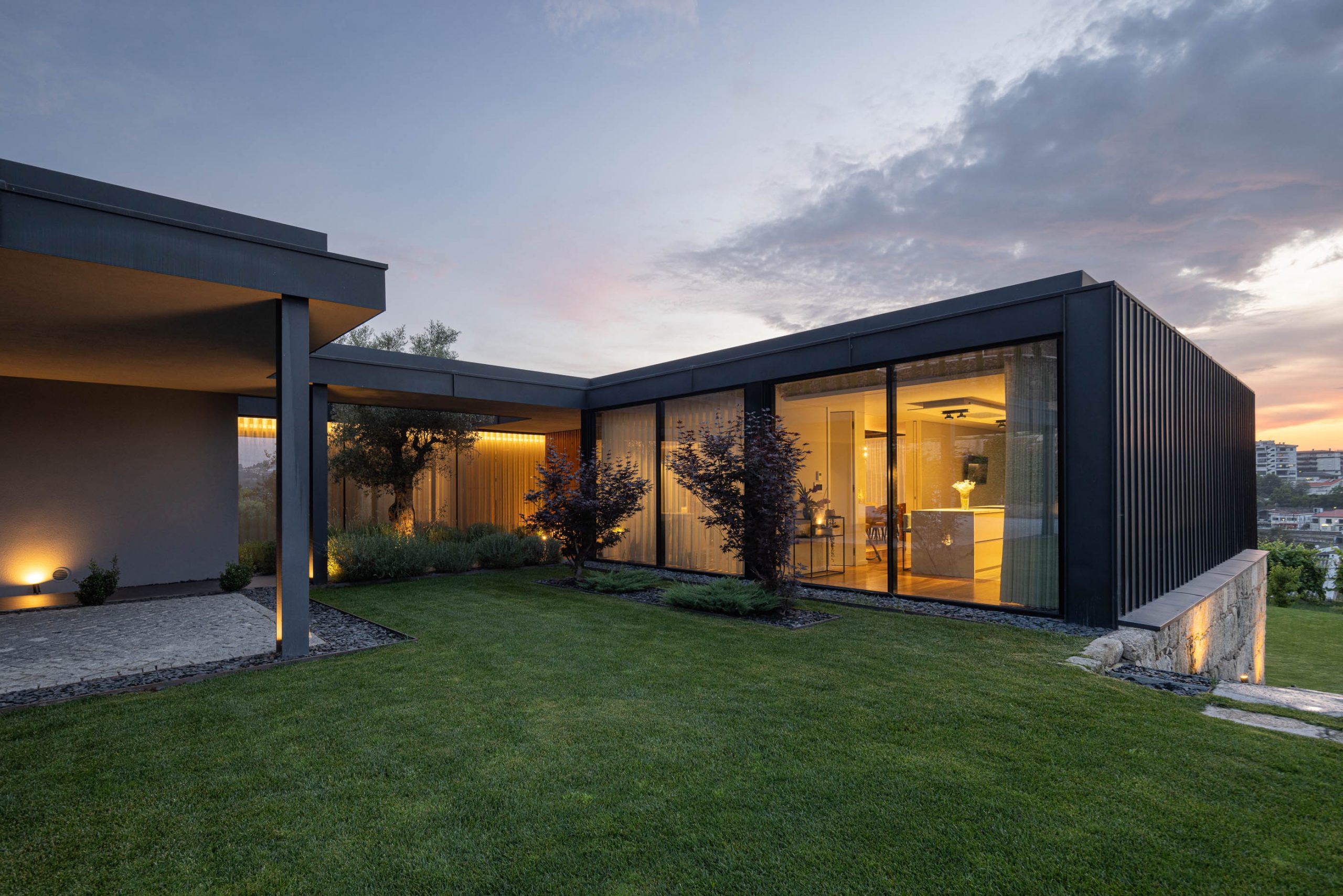 Casa da Encosta by Ricardo Azevedo Arquitecto